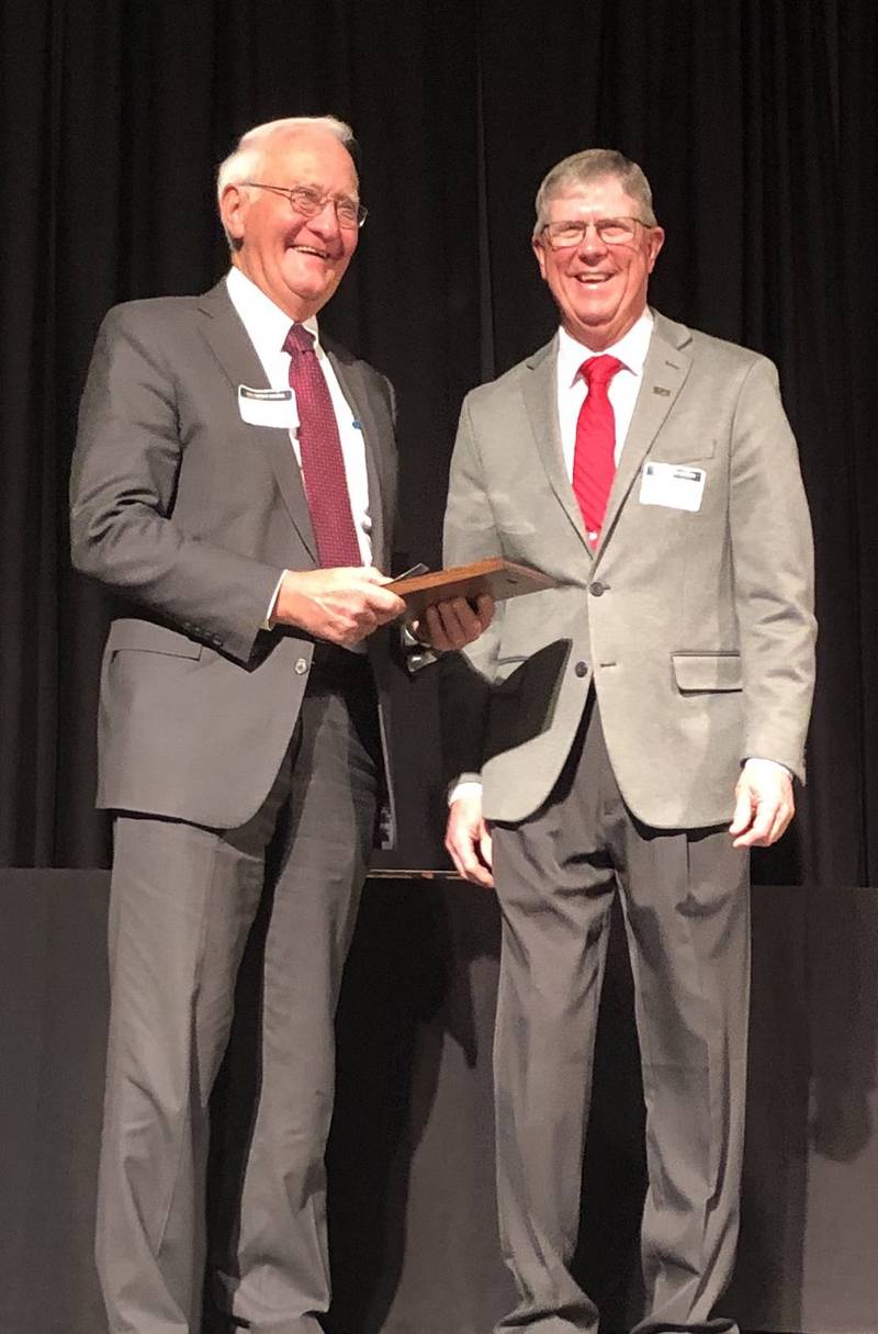 The Illinois Soybean Association’s Chairman’s Award was presented to Bob Easter (left). Ron Kindred, ISA chairman, presented the honor to Easter.