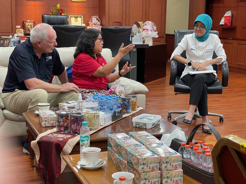 Jim Douglas (from left) and Mayasari Effendi discuss trade issues with the Indonesian Bureau of Logistics.